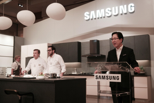 서병삼 삼성전자 생활가전사업부 사업부 부사장이 지난 4일(현지시간) 미국 라스베이거스에 위치한 아리아 호텔에서 진행된 '셰프의 홈 쿠킹' 행사에서 '클럽 드 셰프' 멤버 '다니엘 블뤼'와 '크리스토퍼 코스토우를 소개하고 있다. <삼성전자 제공>